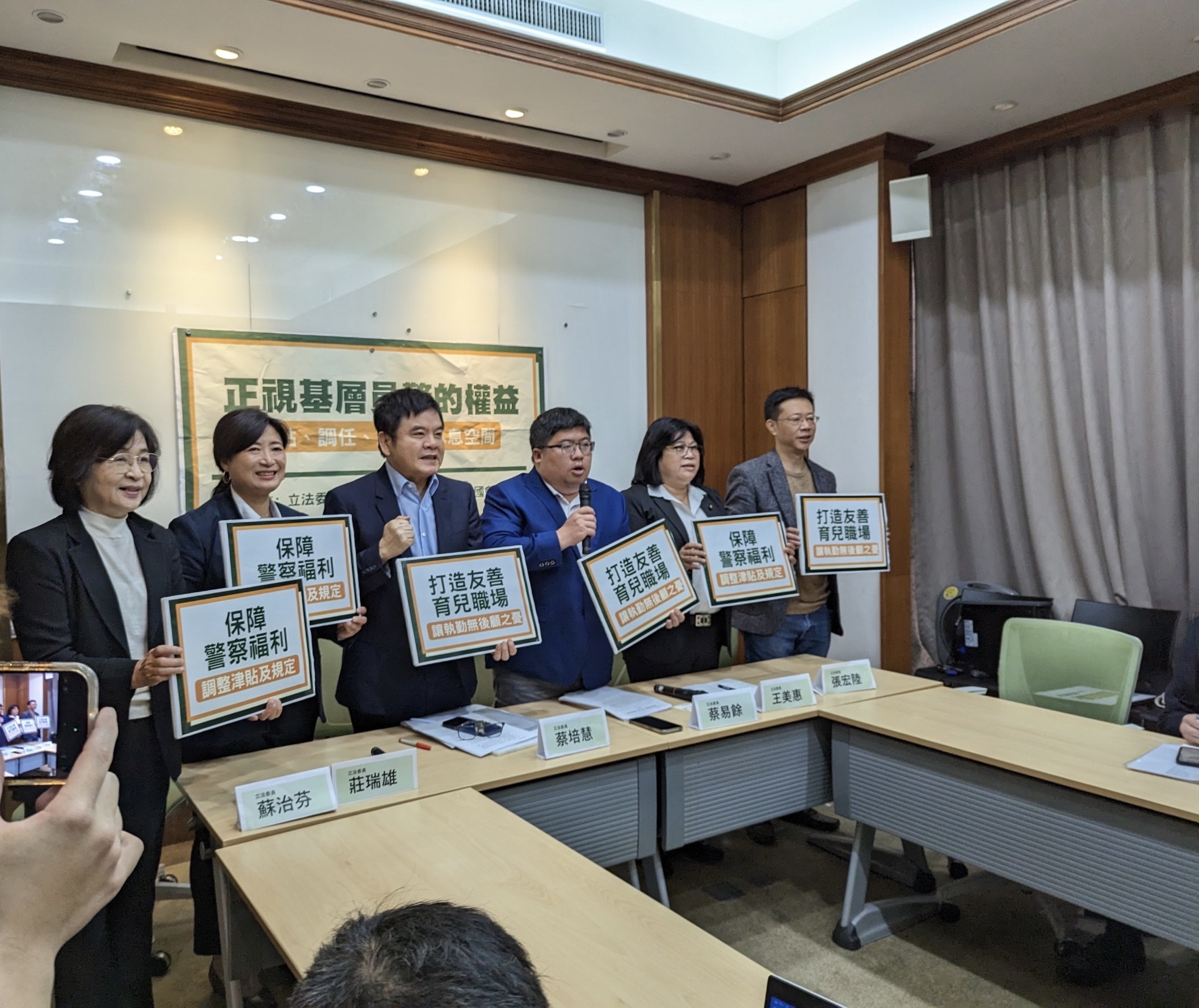 民進黨立法委員蘇治芬、蔡培慧、莊瑞雄、蔡易餘、王美惠、張宏陸(從左至右)共同召開記者會。(記者翁約博翻攝)
