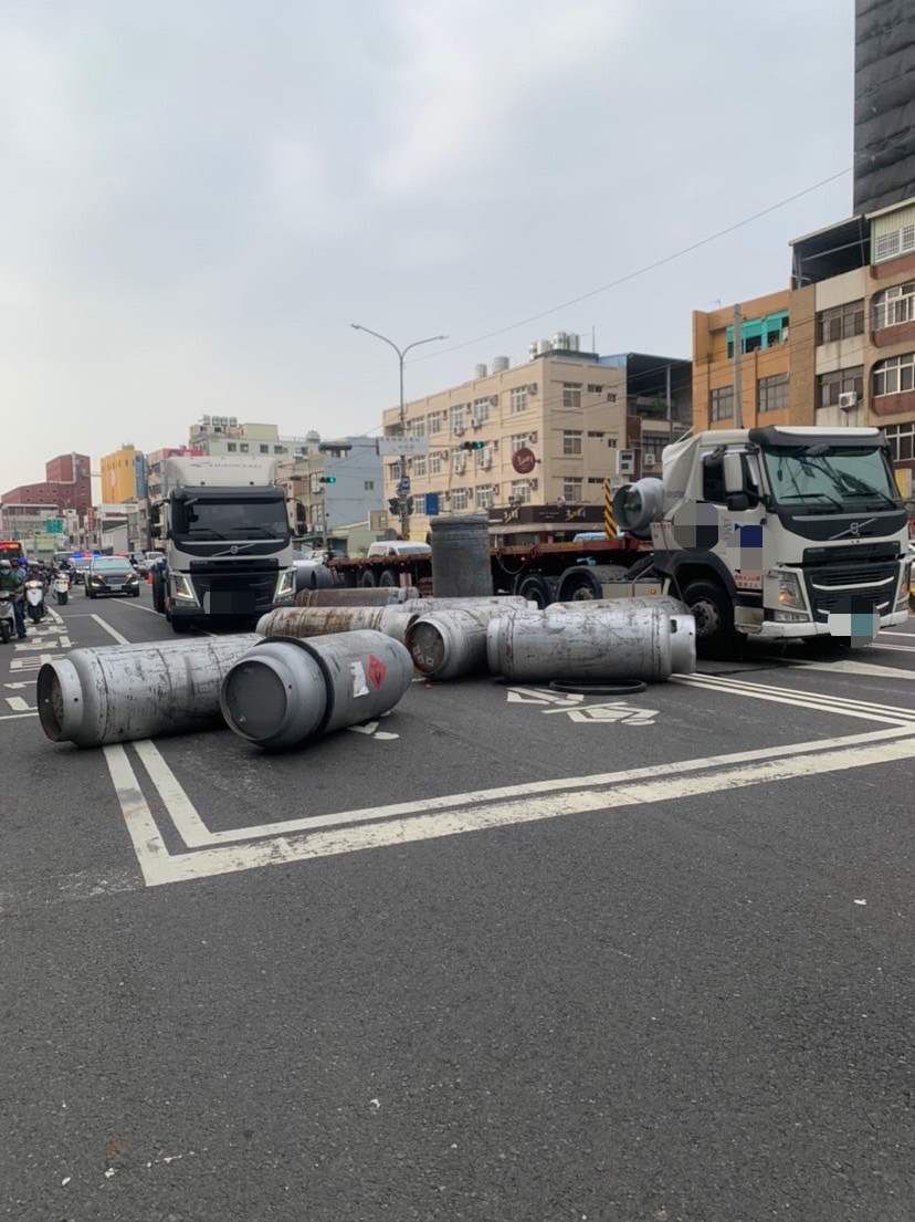 急煞車鋼鍊斷裂！ 9顆空冷煤鋼瓶掉落