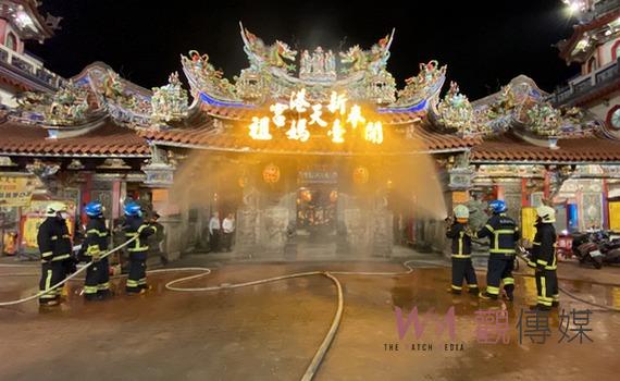 新港消防分隊強化媽祖進香盛期夜間防火 奉天宮廟埕前搶救演練逼真