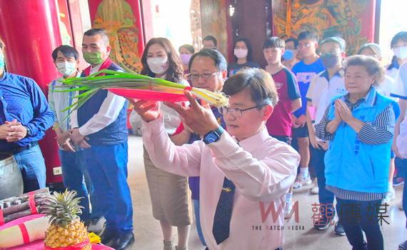 埔心國中應考生武聖宮參拜 最後幾里路學子祈求神明加持戰力百分百