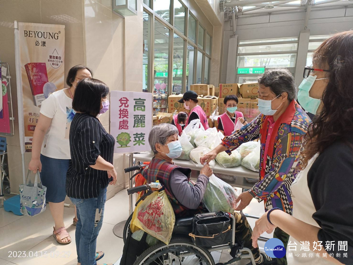民眾到醫院看診順便領取免費的健康營養有機高麗菜,一起幫菜農。林新醫院提供