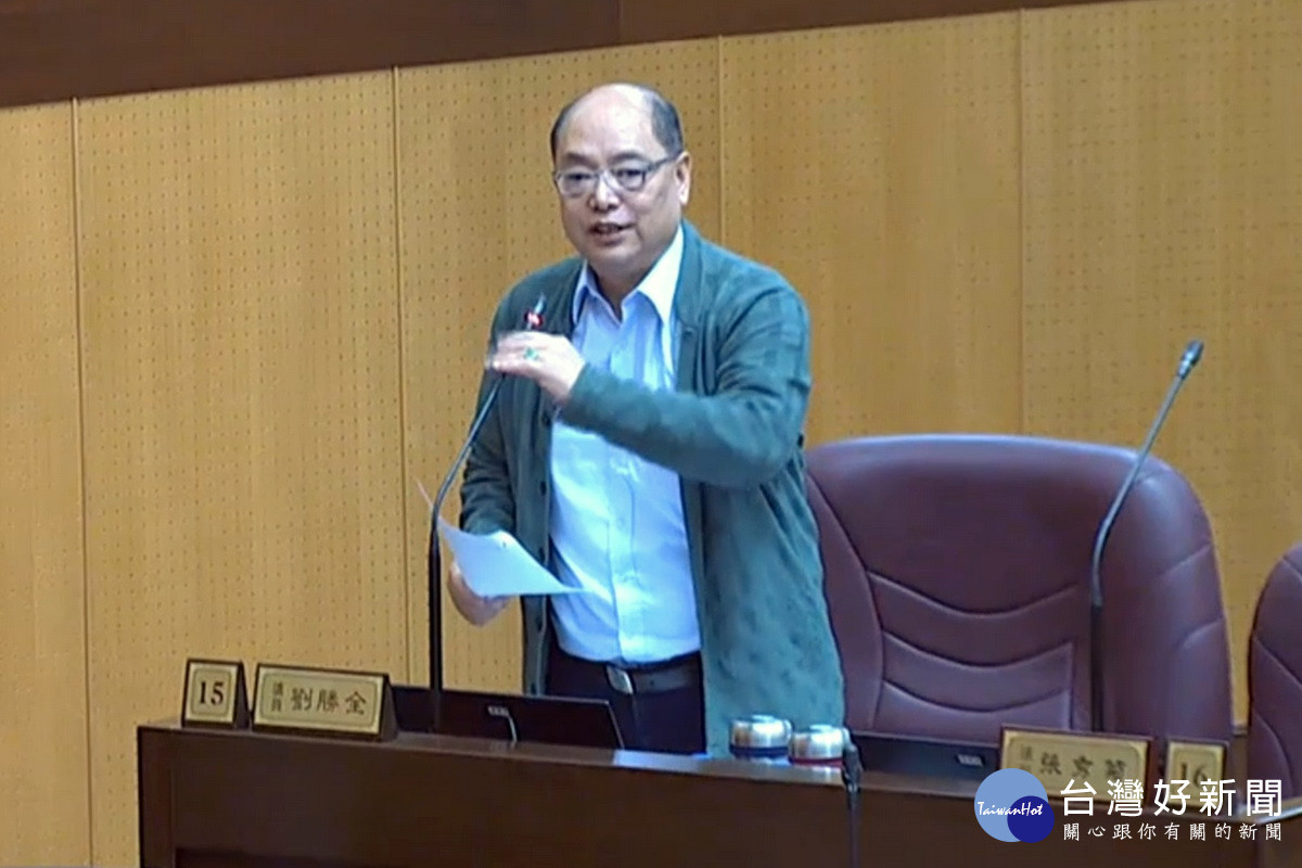 針對教育議題,桃園市議員劉勝全於議事堂上提出質詢。