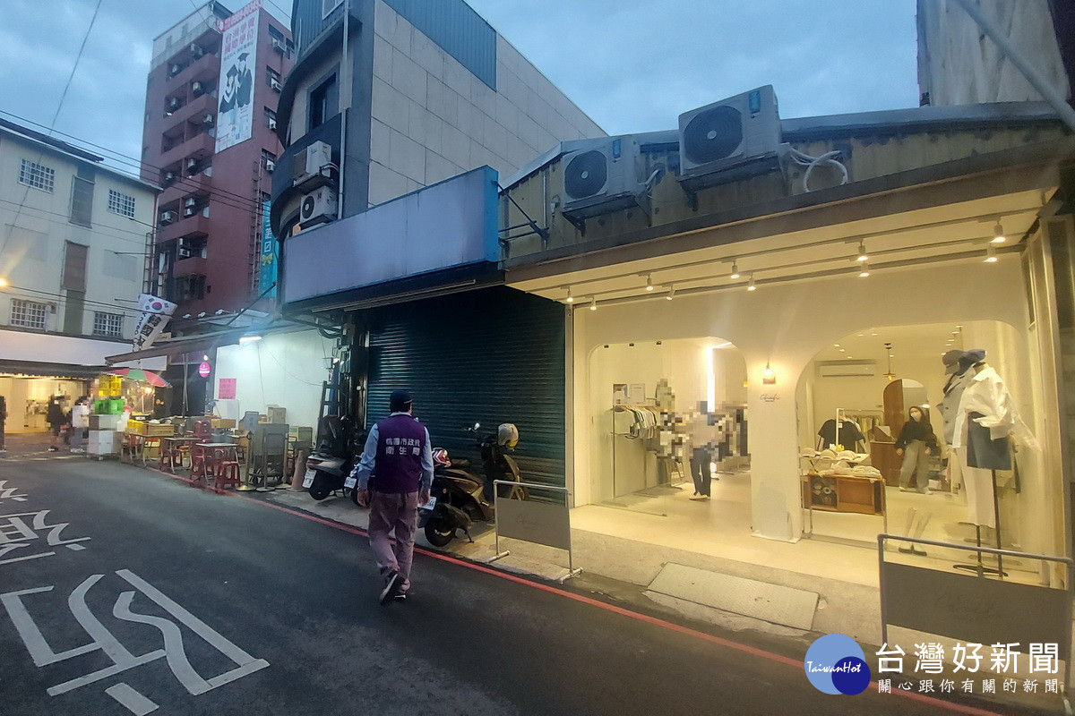 桃園市政府衛生局稽查電子煙實體店面,進行市招拆除。
