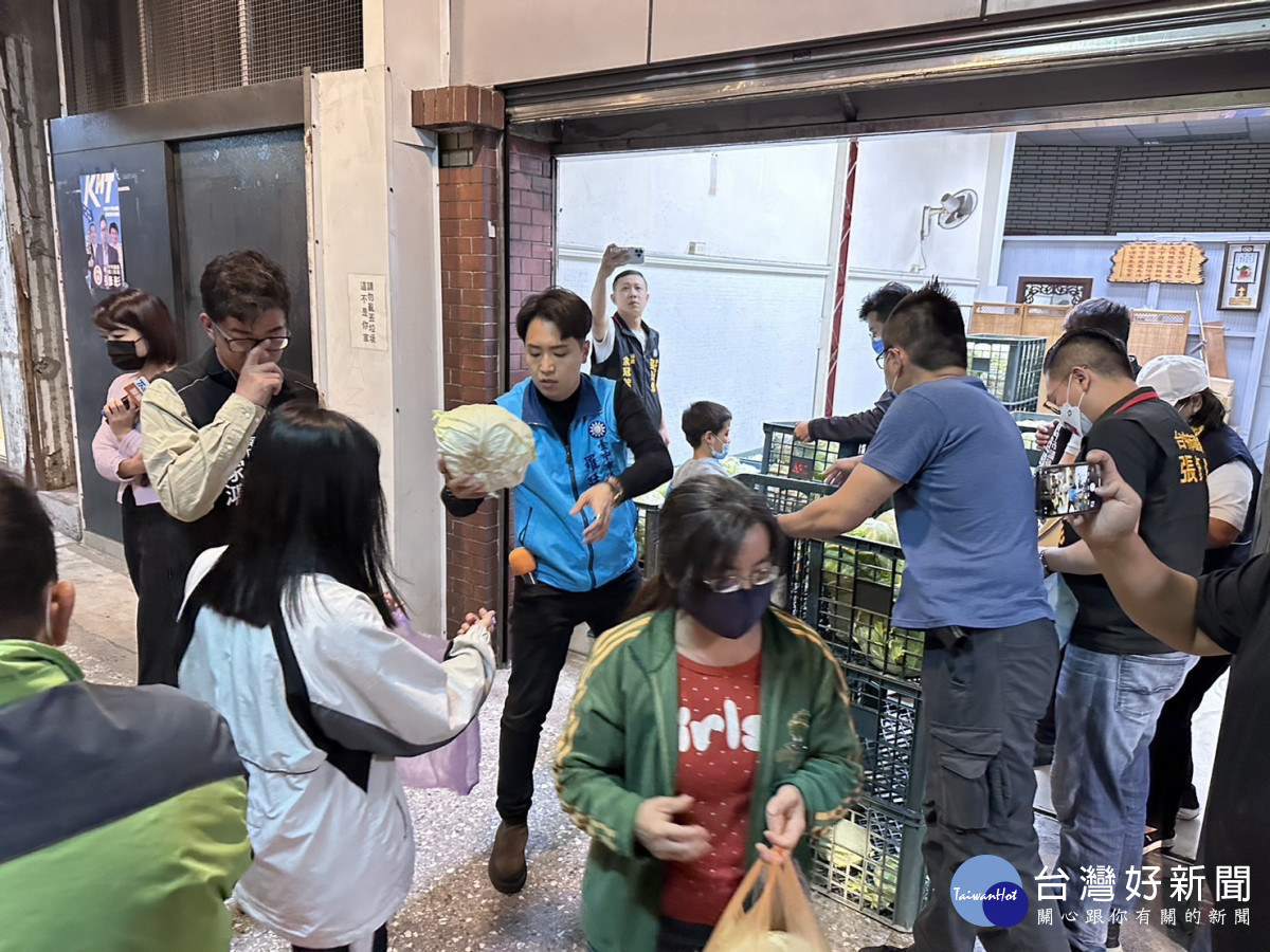 被視為中六區最有可能出征中六區立委的東南區市議員羅廷瑋,在民進黨初選前夕公開民進黨全民調支持同區參選人何昆霖。市議員廷瑋提供