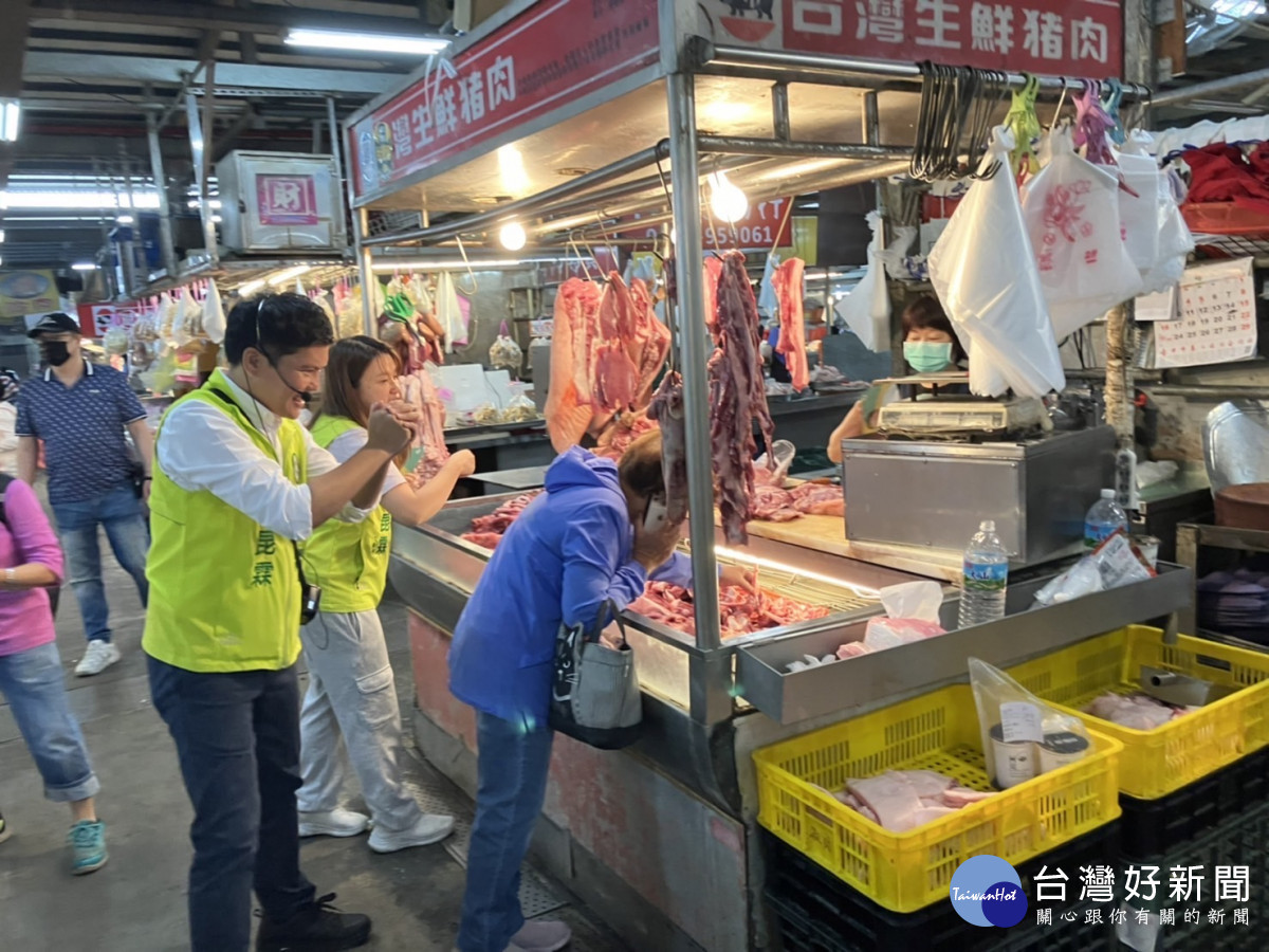 何昆霖今天照既定行程到菜市場爭取攤商支持,對同區國民黨市議員公開力挺初選表示感謝。中六區立委參選人何昆霖提供