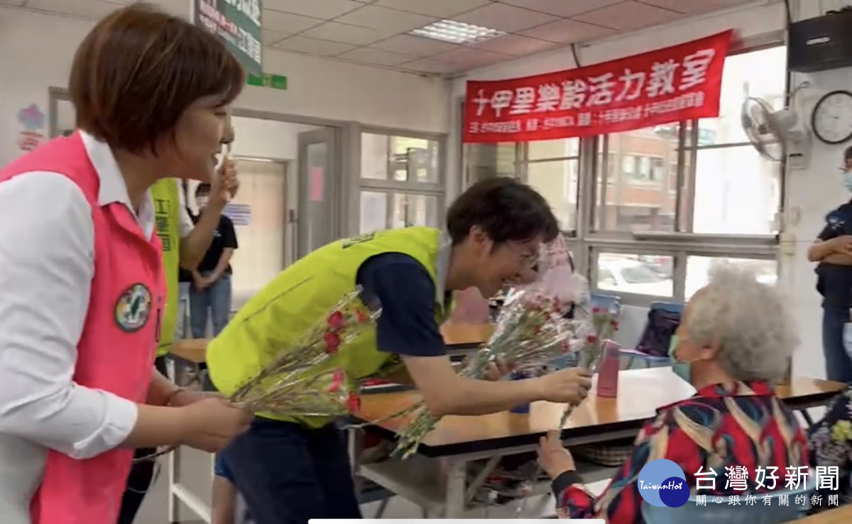 江肇國今天在東南區市議員陳雅惠陪同下到銀髮族關懷據點,強化自己到中央爭取銀髮族照顧的主張。中六區立委參選人江肇國提供