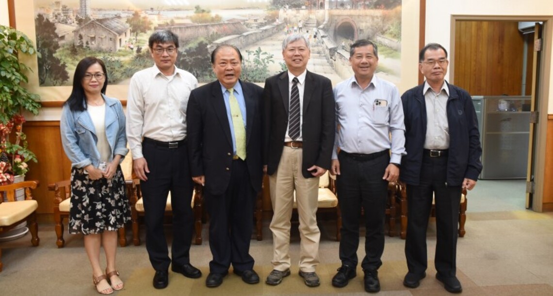港務公司董事長李賢義拜會陳光復 允協助推動藍色公路港埠設備