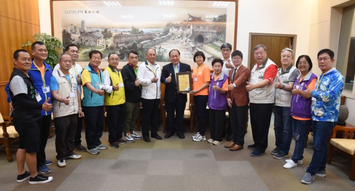 陳光復頒發高雄市愛之船慈善會輔導理事長梁賜容榮譽縣民證  肯定善行奉獻