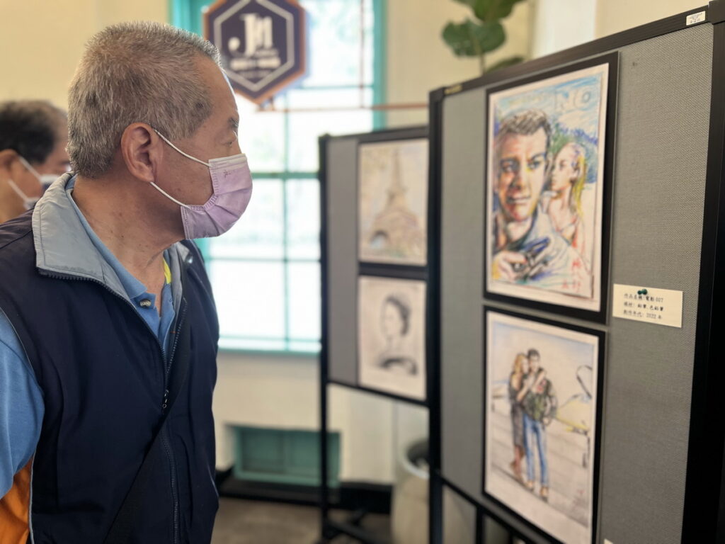 民眾參觀畫展,這次共展出28幅作品