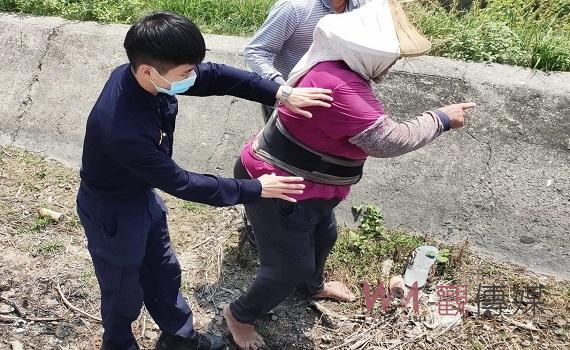 七旬婦暈眩倒在田間急待援 北港警獲報迅速到場伸援手