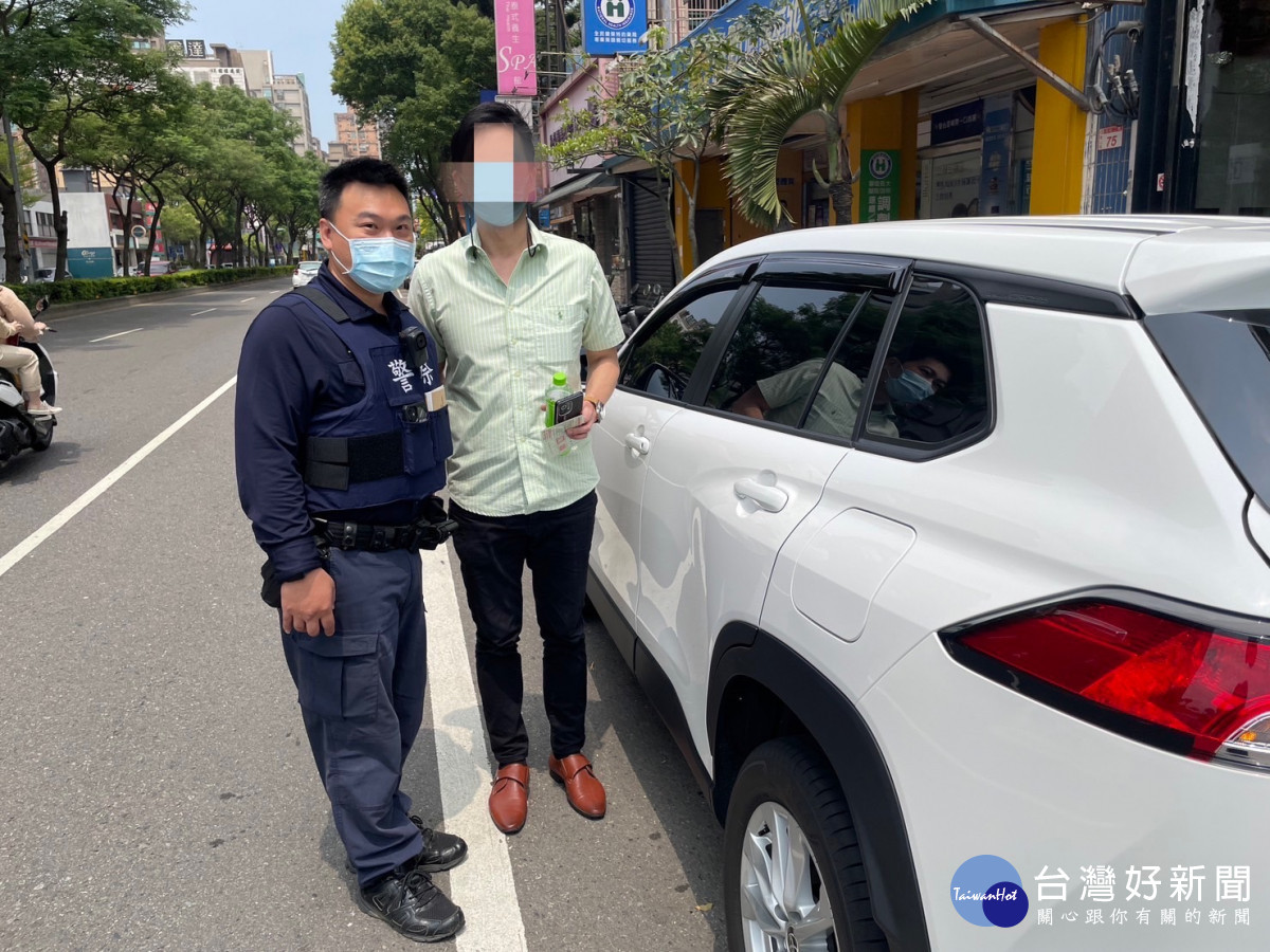 警員體貼關懷,協助熄火車輛購油後順利啟動。