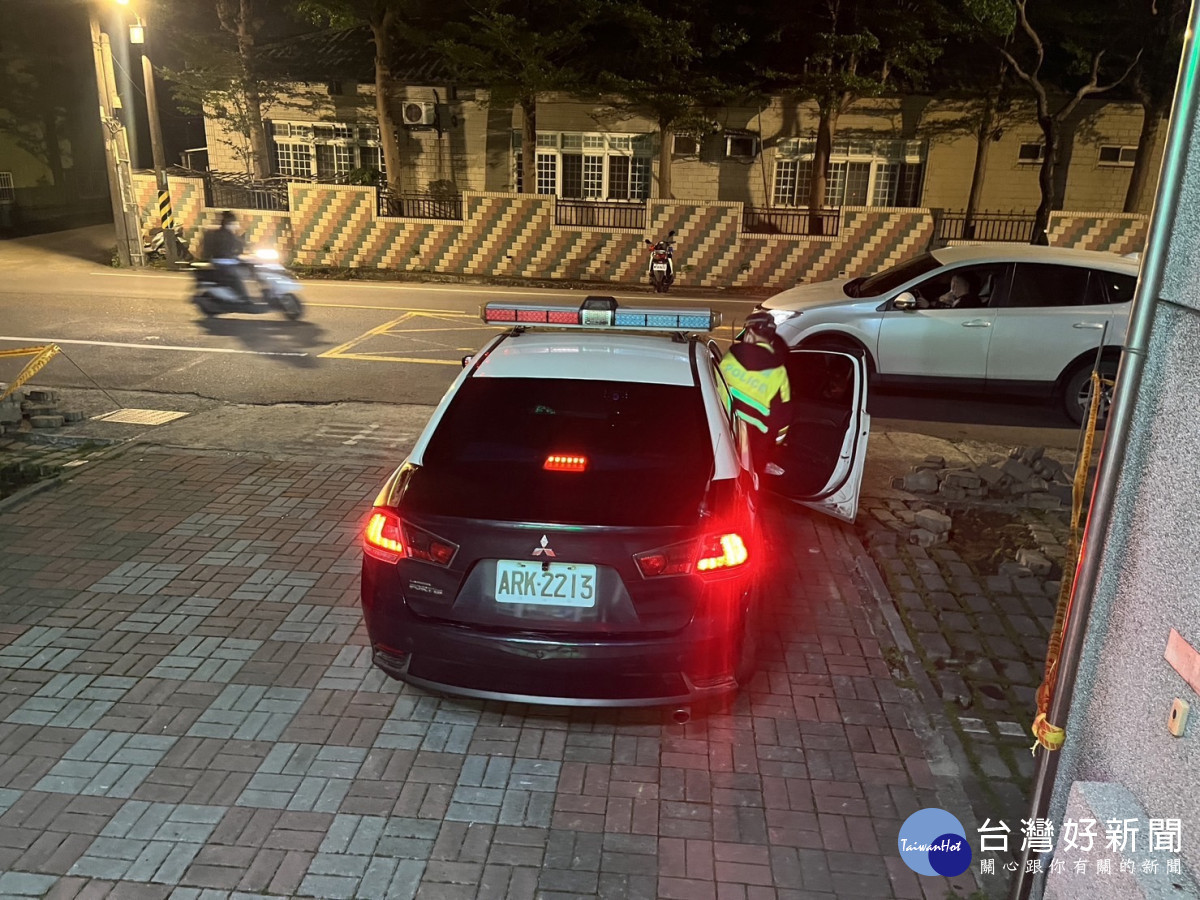 小孩癲癇發作，八德警即刻開道救援。
