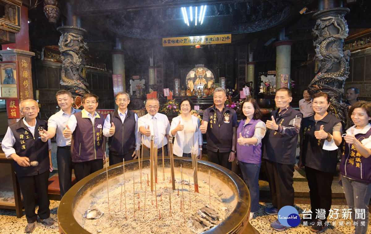 「2023王功漁火節」福海宮擲筊請示媽祖,擇定7/15、7/16舉行。圖/彰化縣政府提供