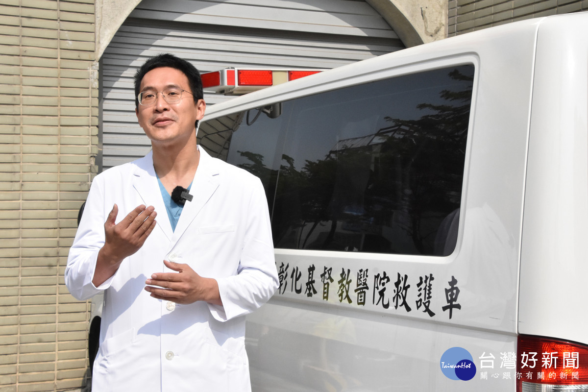 林晏任醫師表示,急診救護站替患者爭取三十分鐘車程,更提供即時處置。圖/彰基醫院提供