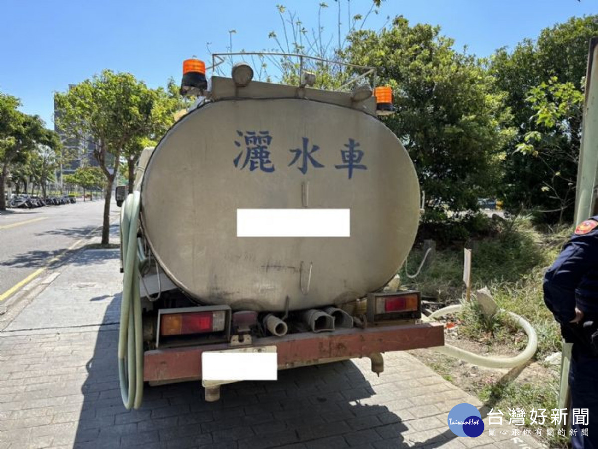 水務局插牌公告禁止取水，仍有不肖業者無視公告。