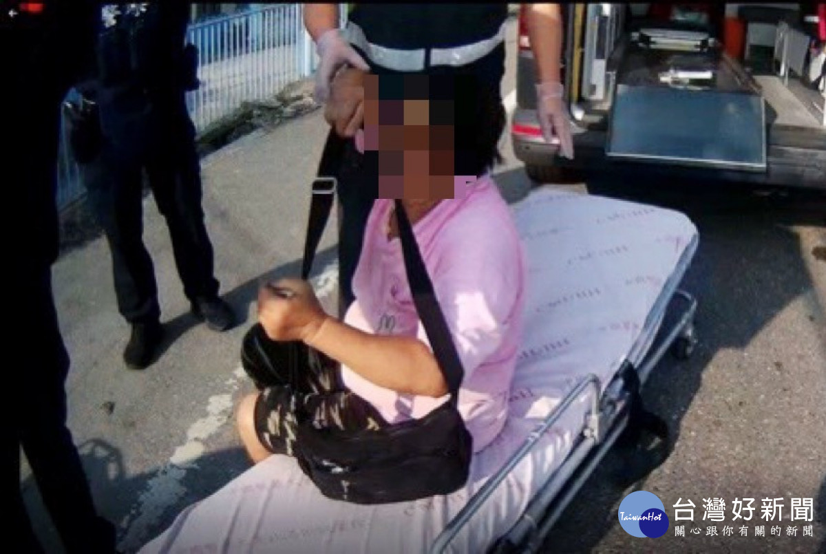 婦人身體不適趴臥路邊，北港警即刻護送就醫／警方提供