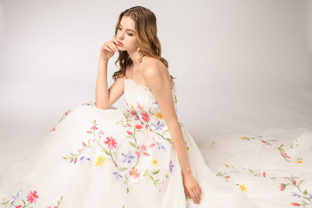 JASMINE GALLERIA 2023異想花園時裝系列,將黑白基本的禮服添上無限春景花卉,展現現代女孩的甜酷風格