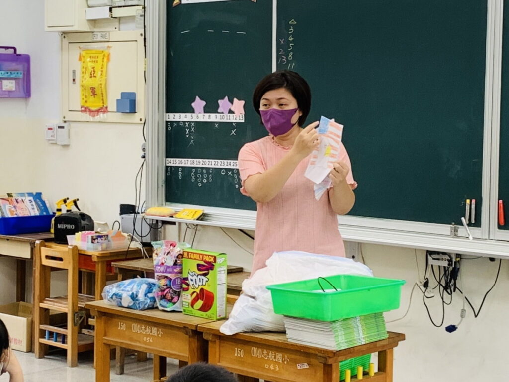 老師向一年級學生介紹文化箱裡的內容