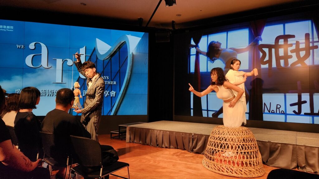 許䕒文(右前)與演出者陳敬皓、楊麗菁,三人演出《娜拉》精彩片段。(圖/陳惠玲攝影)