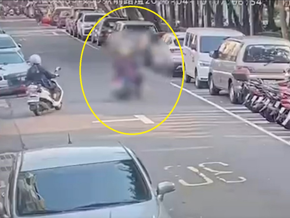 轉彎未打方向燈 謊報身分露餡警逮傷害通緝犯 94 76098