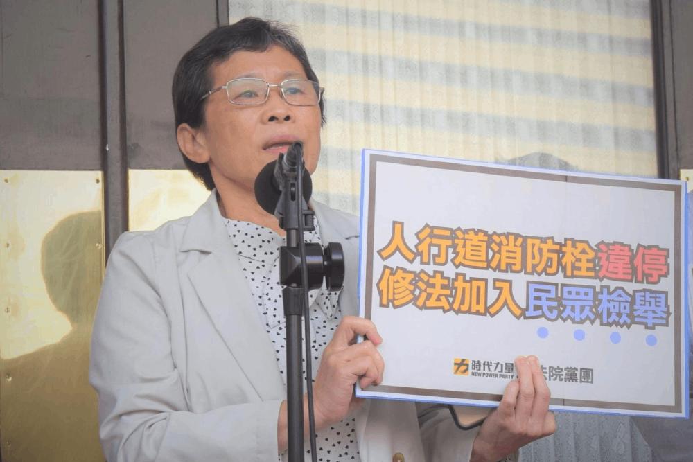 去年車禍死亡數破 3000人 時力籲恢復民眾檢舉這些 76 陳椒華表示,「改善交通安全、提升行人路權」不應只交通部的口號