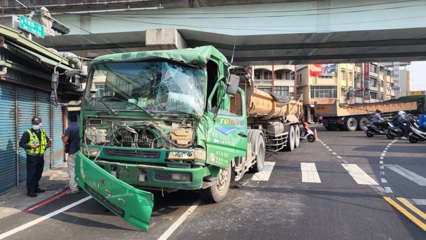 曳引車下橋左轉減速遭追撞 一人受傷送醫