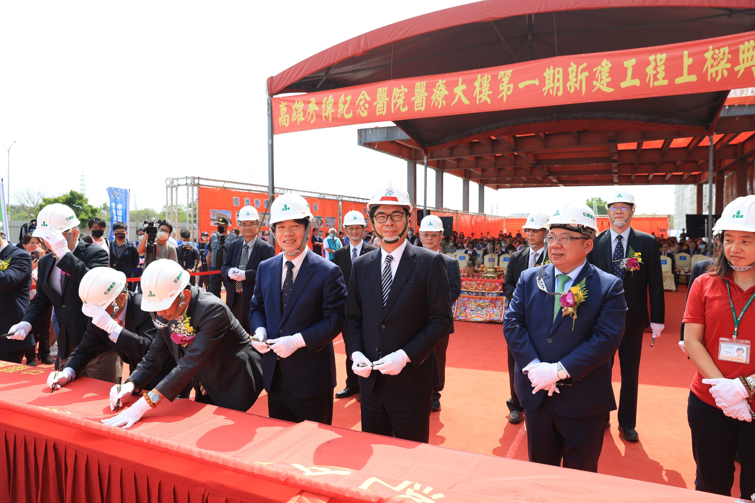 陪同賴副總統出席秀傳紀念醫院上樑典禮 陳其邁：全力支持提升北高雄醫療服務