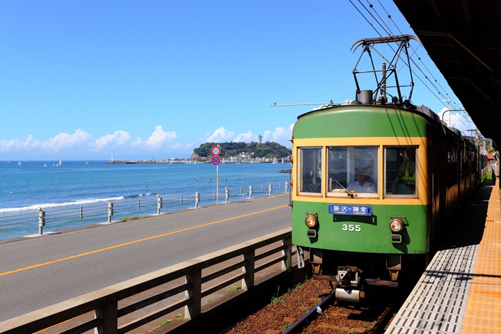 沿途風光明媚的「江之電」是訪日遊客不可錯過的必搭電車路線。 圖:江之島電鐵株式會社/來源