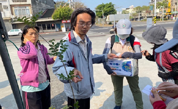 嘉義林管處用心串愛 既種樹又捐發票助弱勢