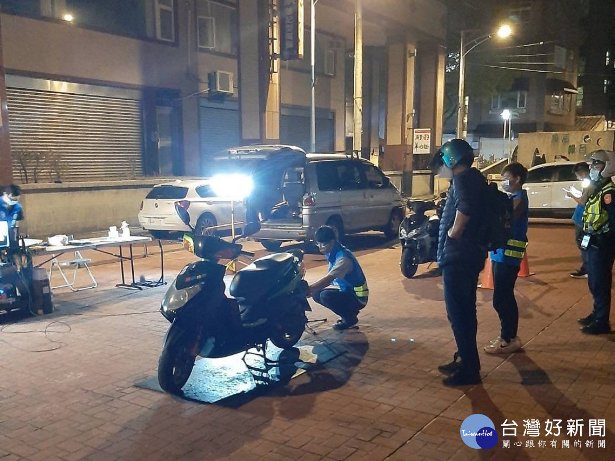 龜山區執行「取締改裝(噪音)車聯合稽查勤務」，共攔查21輛改裝車。