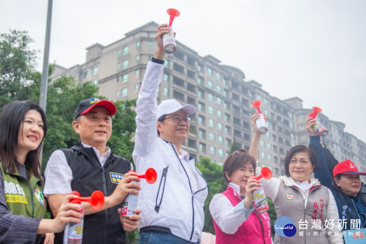 張市長鳴笛,代表健行活動正式開始。<br /><br /> <br /><br />