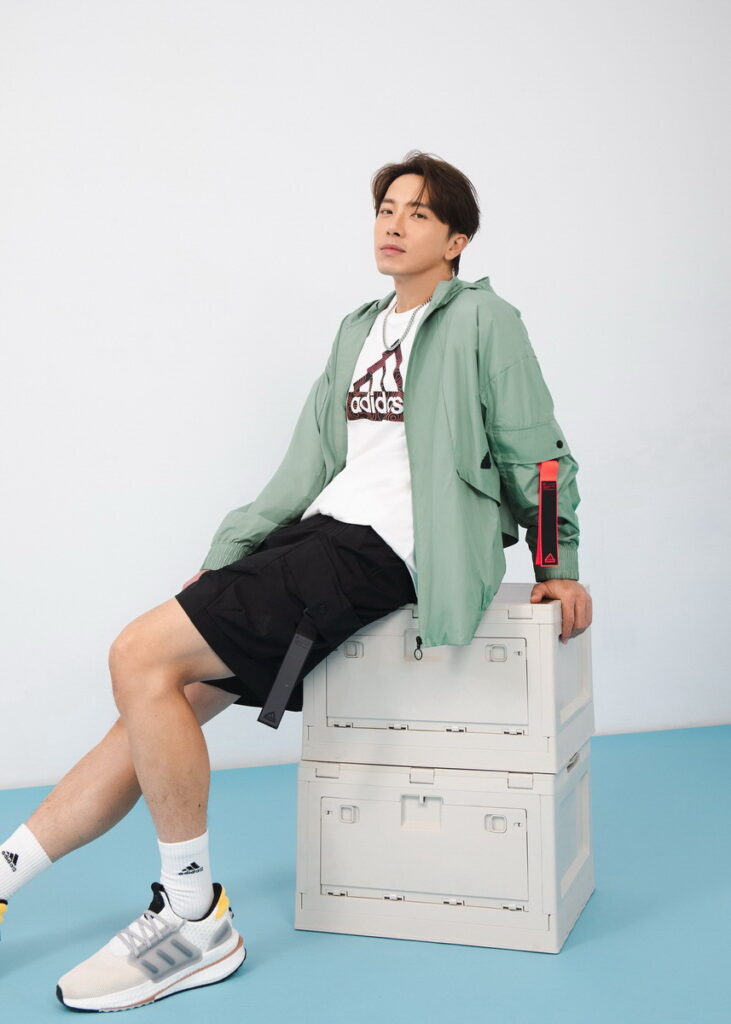 adidas特別集結形象大使坤達,三位台灣體壇巨星楊俊瀚、李智凱、吳佳穎共同演繹City Escape系列,並穿上適合展開城市冒險的adidas全新X_PLR BOOST休閒跑鞋,詮釋City Escape系列舒適與時尚並行的理念。