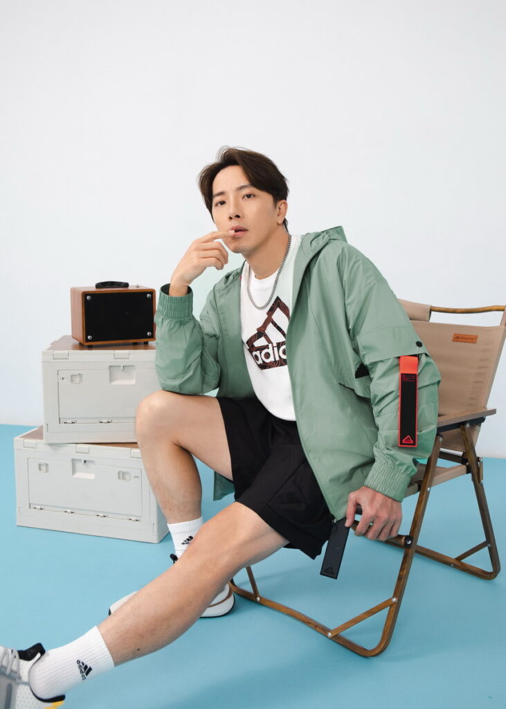 .adidas 形象大使坤達穿著adidas City Escape系列連帽防風外套,展現兼具運動及時尚的雙重美學。