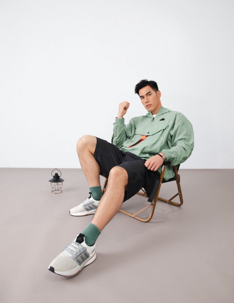 .臺灣最速男楊俊瀚一展賽場下的休閒風格,俐落簡約的剪裁是他挑選日常服飾的標準,此回換上City Escape系列連帽衝鋒衣,為日常穿搭找出一點新意。