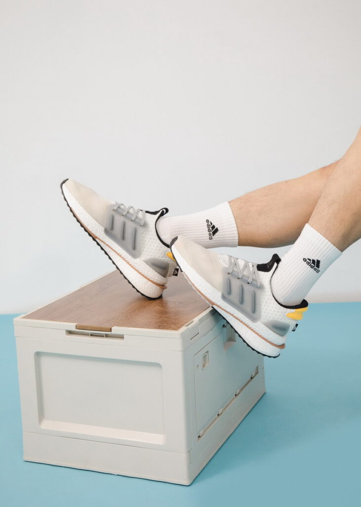 adidas 首度推出 X_PLRBOOST 休閒鞋履!鞋側的三條線為立體膠囊設計,辨識度高,鞋面採用雙材質拼接,鞋舌、鞋領及後跟處運用 NEOPRENE 潛水布料,不但防刮痕、好清洗,更方便穿脫