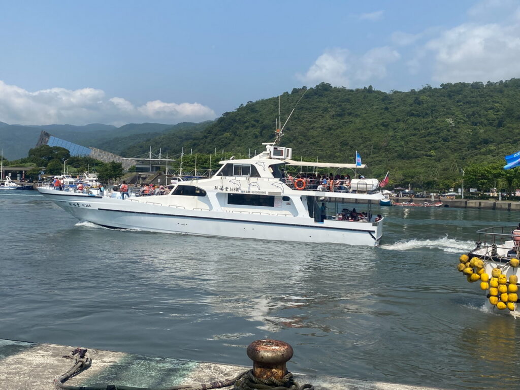 東北角管理處與宜蘭縣賞鯨推廣協會合作,結合龜山島鯨艷奇航活動齊心推廣龜山島生態旅遊。