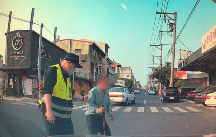 老翁困五叉路口寸步難行 警下車攙扶過馬路