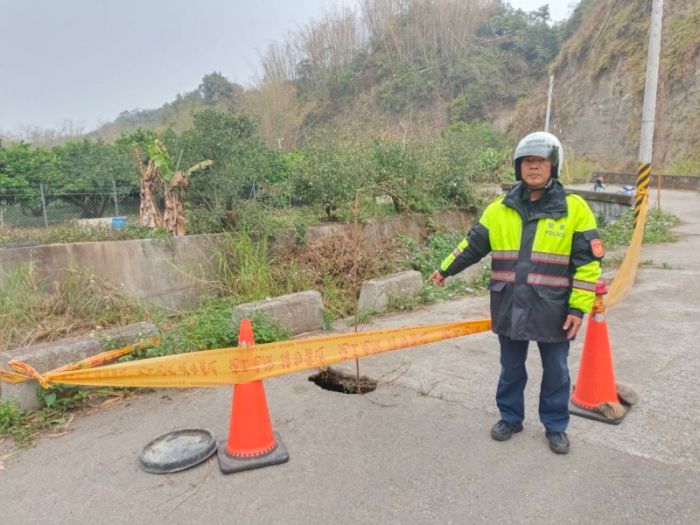 不明坑洞嚇死人 林內警現場戒護