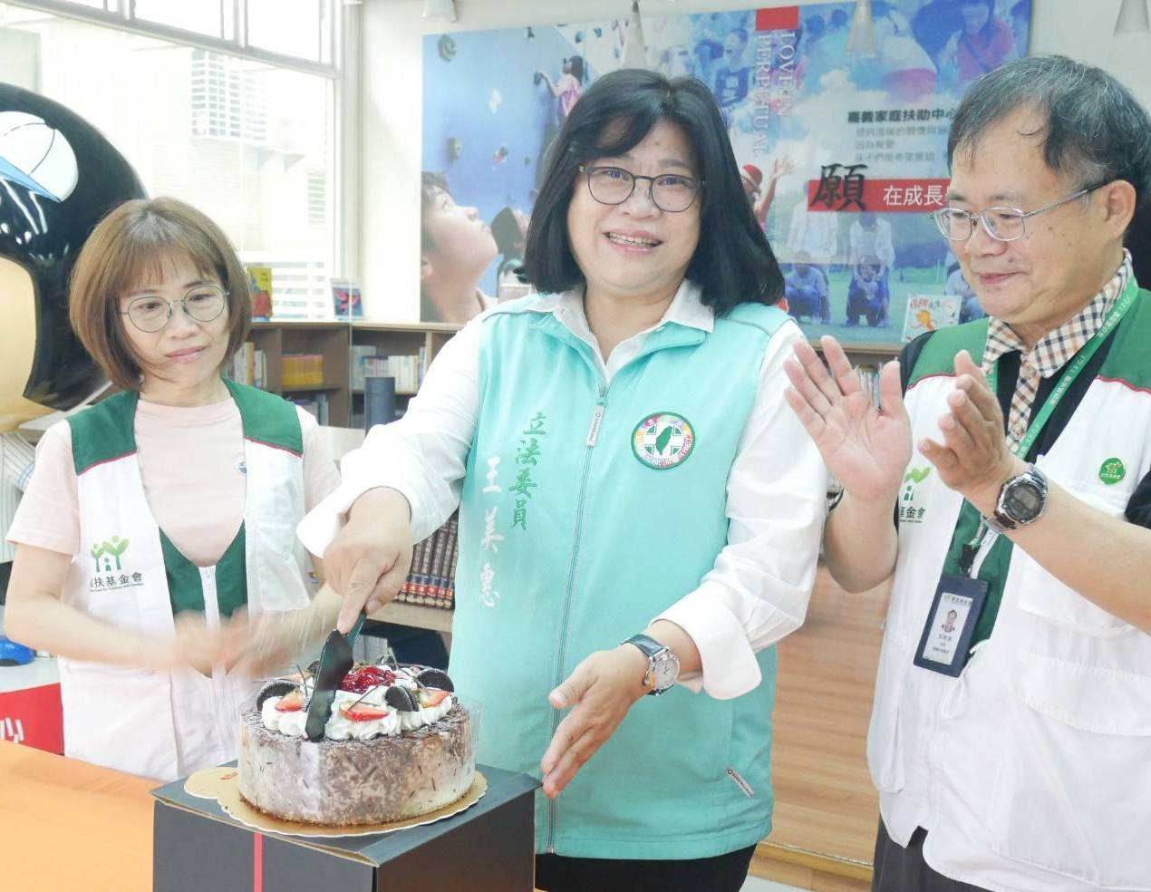 王美惠前往家扶中心送愛心並過生日。(記者劉治強攝)