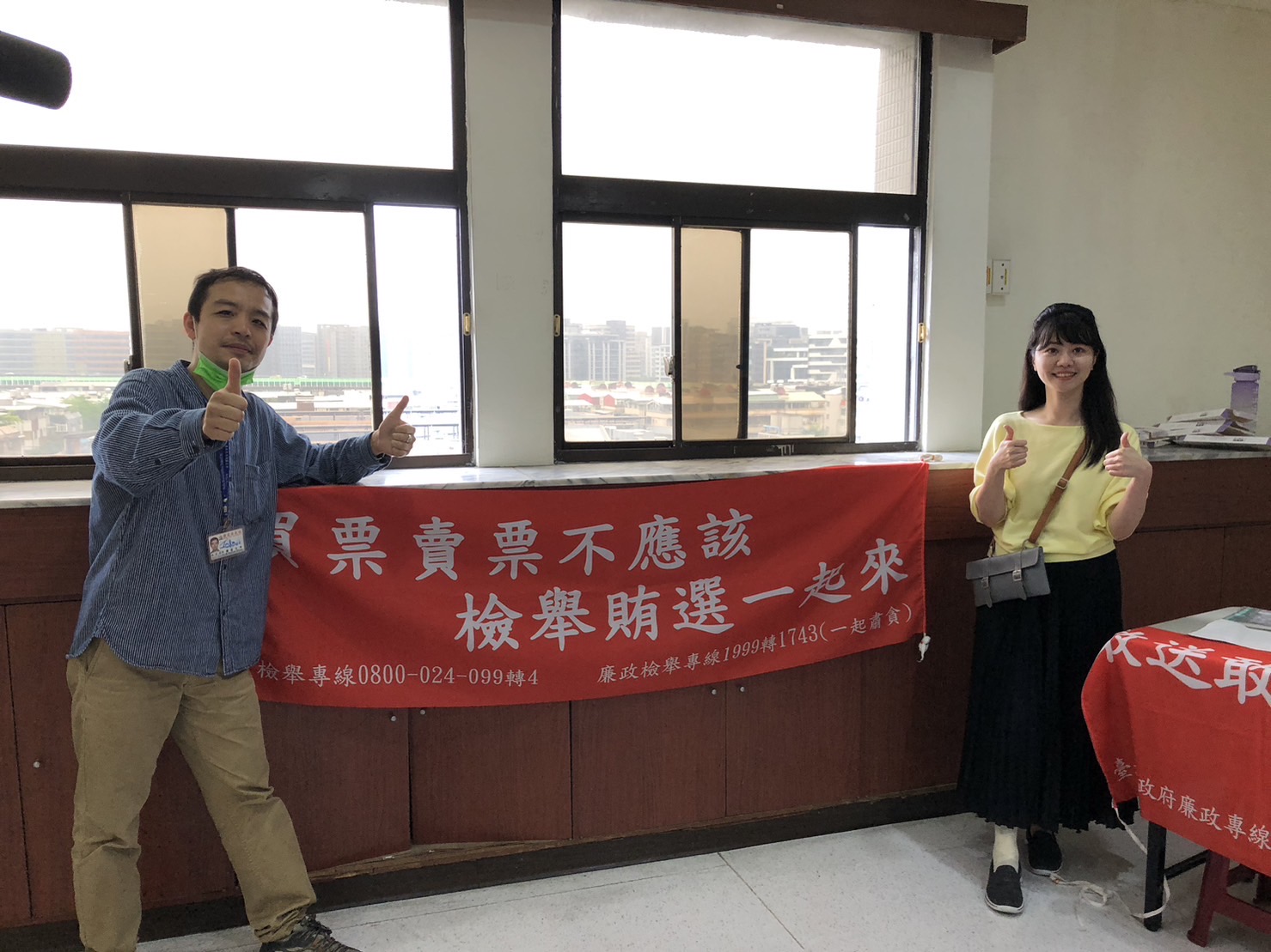 立法委員高嘉瑜(右)出席「內湖兒童節-藝童看戲趣」活動。(記者黃荷琇翻攝)