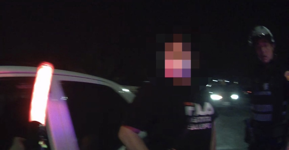 【女邊划手機邊開車 遭警攔查散發酒氣 謊稱吃花雕雞泡麵 原來是1瓶紅酒惹的禍 】