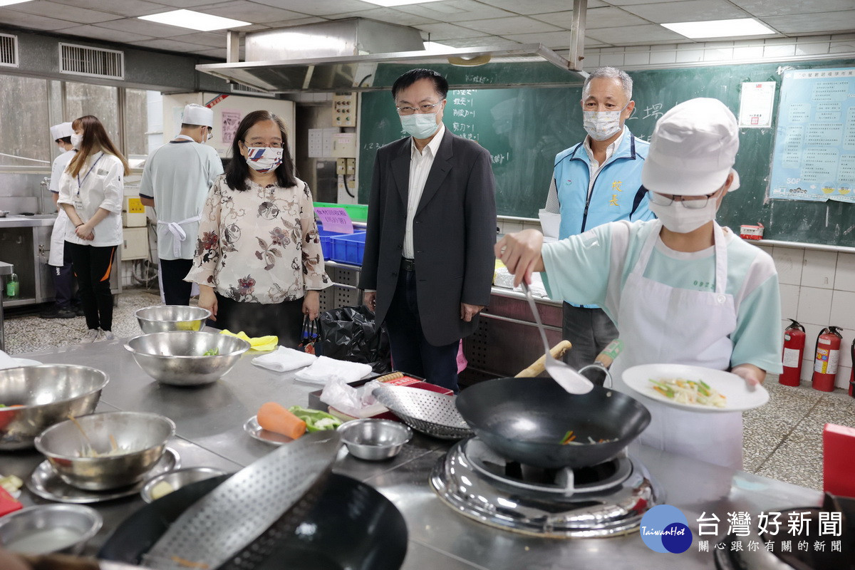 縣府陸參議王處長與童校長巡視賽場。（縣府提供）
