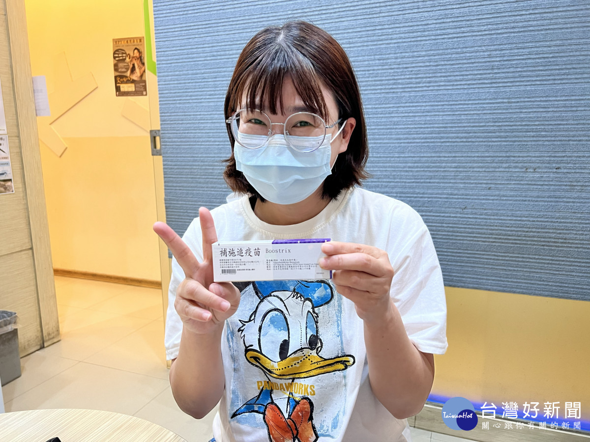 中山附醫醫護人員接種破傷風三合一疫苗,感謝施勝桓醫師義助讓他們可以安心又安全完成淨灘任務。施勝桓醫師提供