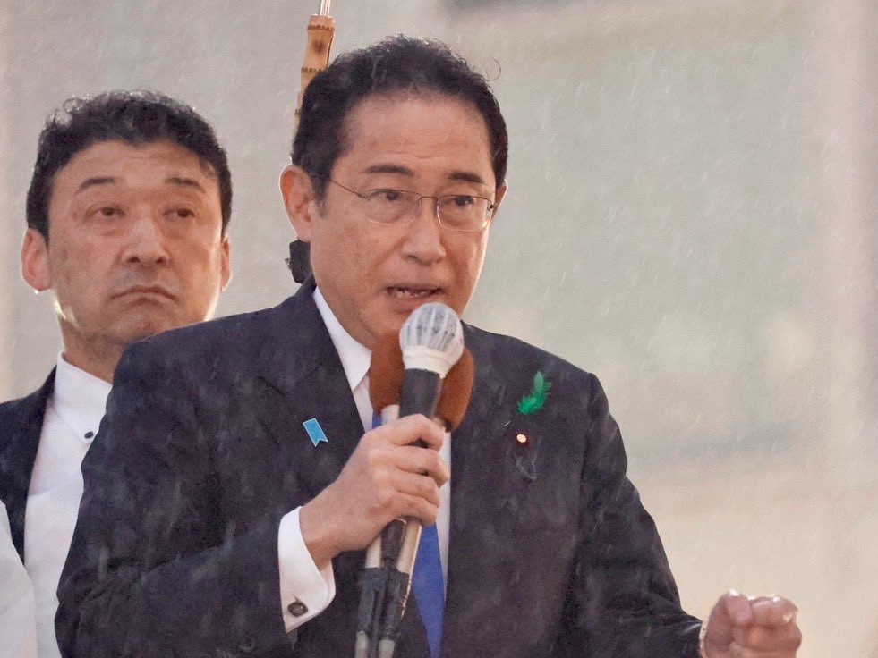 日本首相岸田文雄(見圖)15日上午輔選時,遭24歲男子木村隆二丟擲爆裂物,所幸平安未受傷。翻攝岸田文雄臉書
