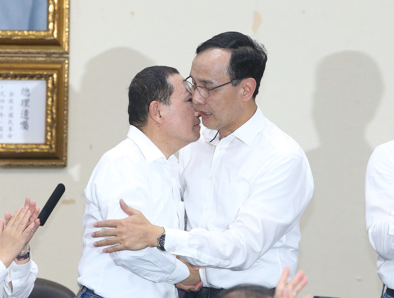 國民黨12日下午召開中常會,新北市長侯友宜(左)與黨主席朱立倫(右)的互動成為媒體關注焦點。中央社