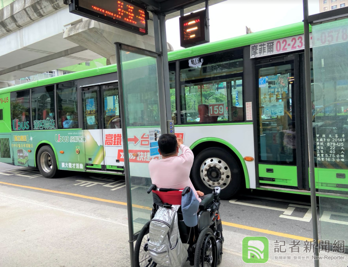 因愛催生 中市候車亭微笑服務鈴有洋蔥