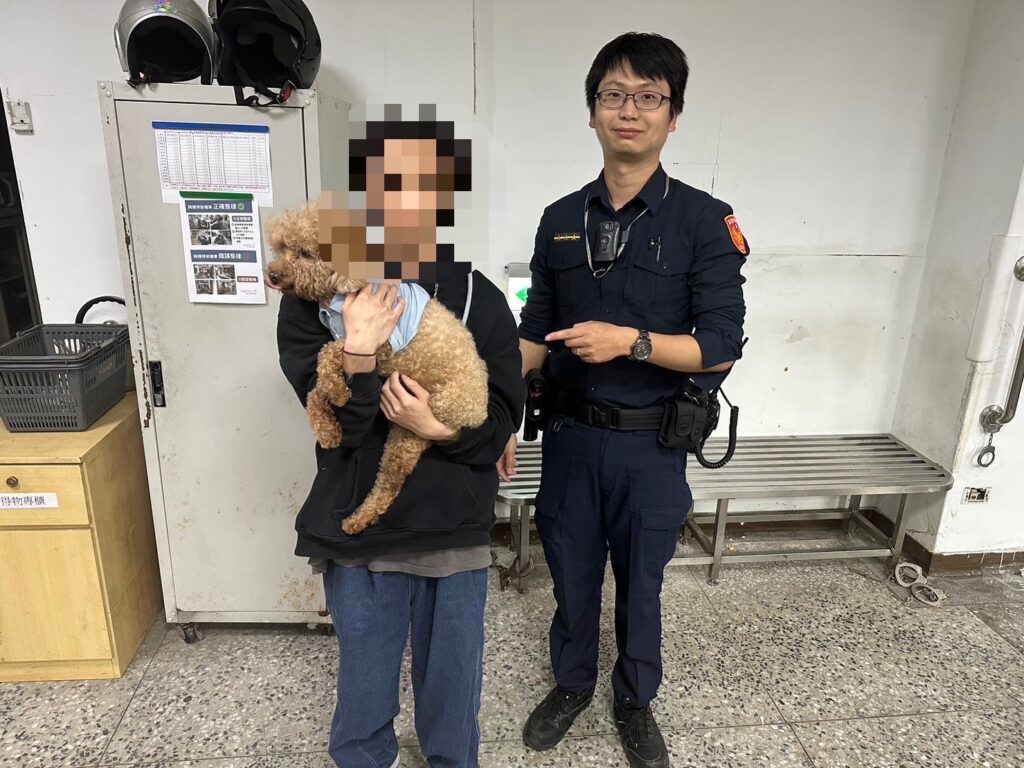 飼主正巧看到貼文後前來派出所認領