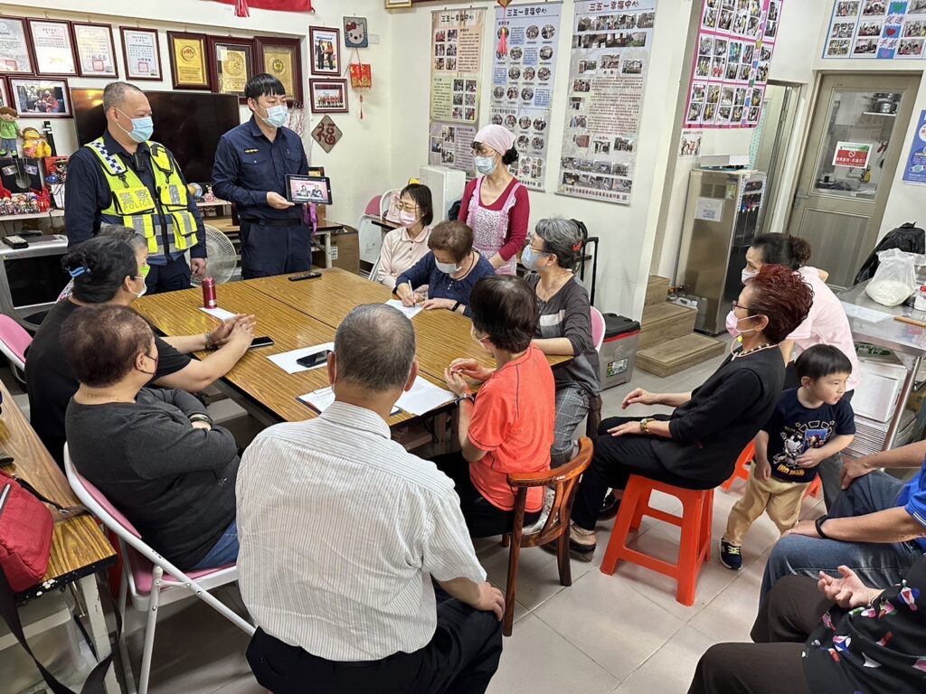 基隆市警察局第二分局東光派出所於東明巡守隊聯合社區治安座談活動