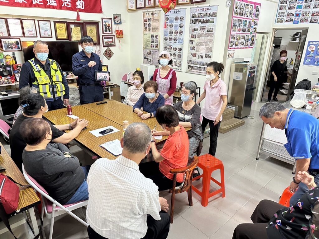 基隆市警察局第二分局東光派出所於東明巡守隊聯合社區治安座談活動