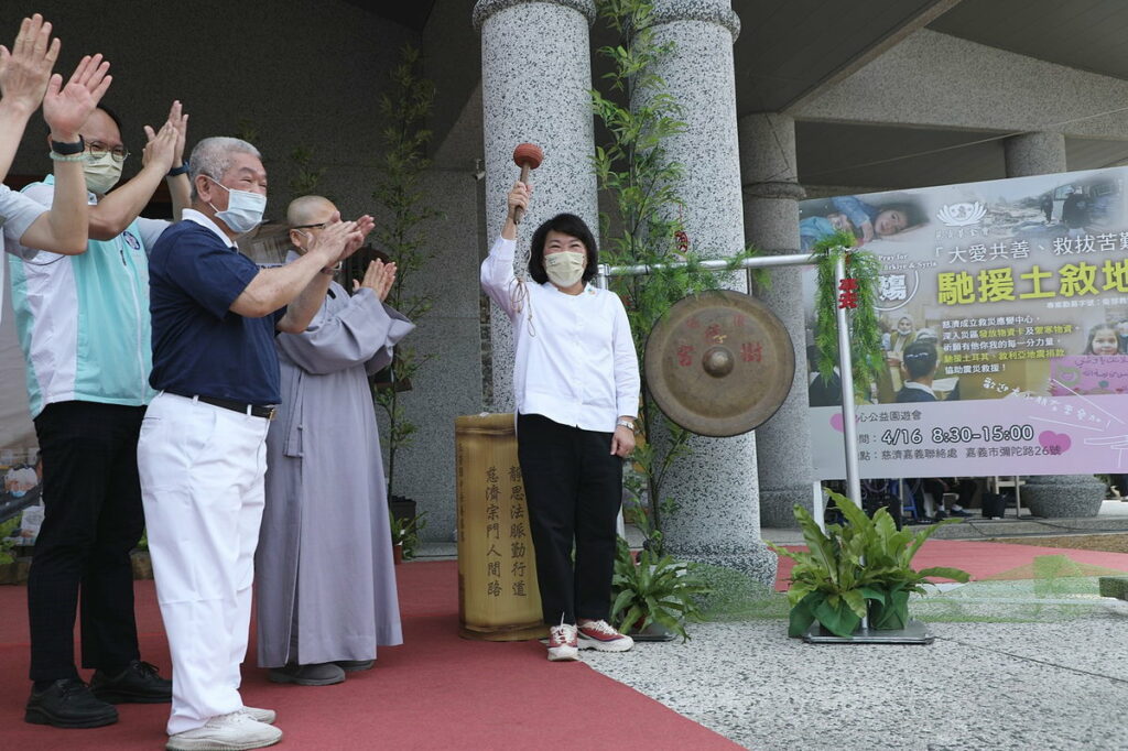 市長敲響愛心鑼